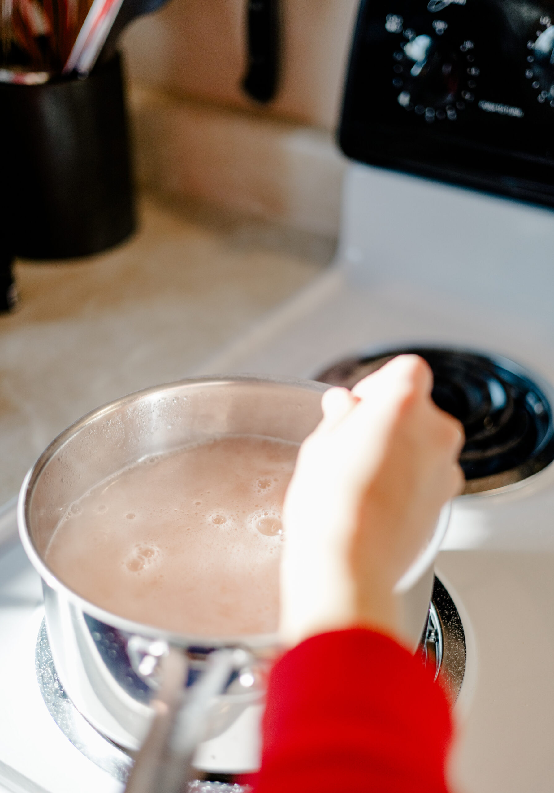 Stirring pot on stove top